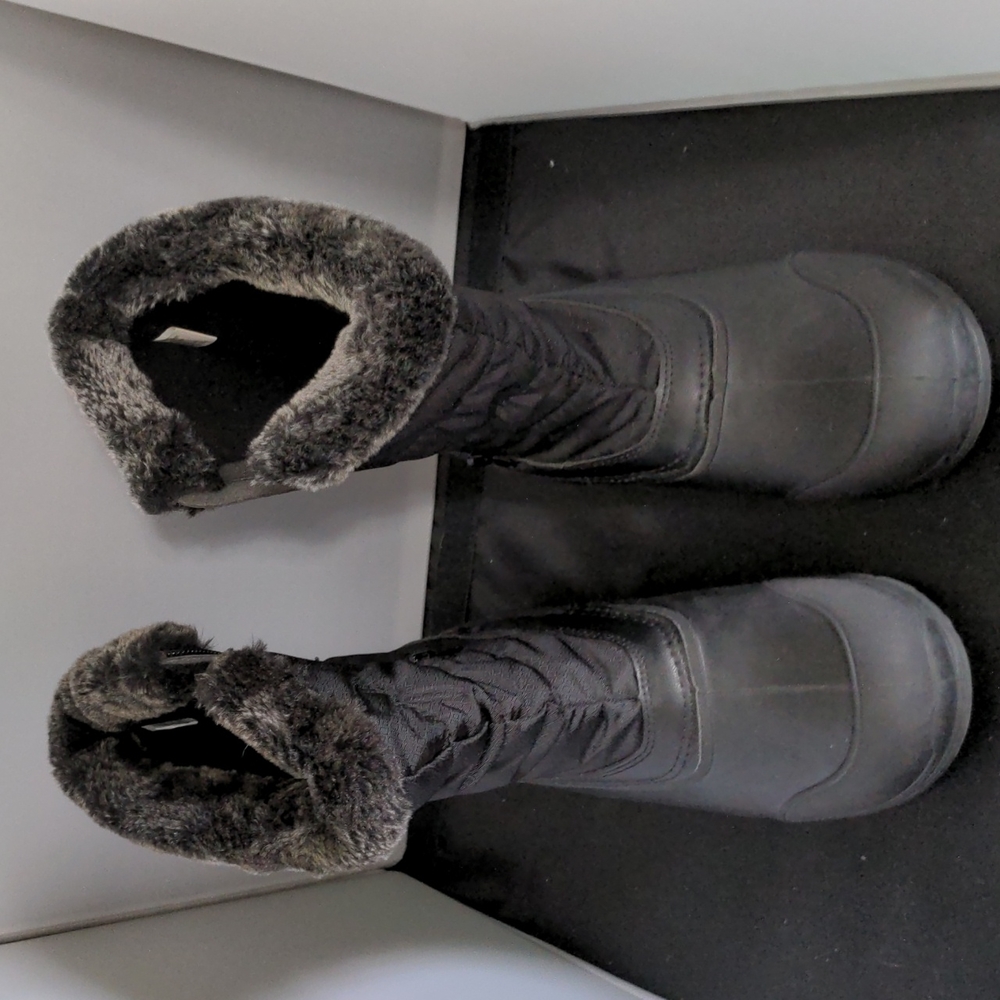 Like new Time and Tru size 8 black zip snow boots
